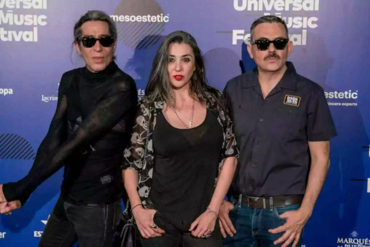 Les Nancys Rubias, Mario Vaquerizo, Marta Vaquerizo i Miguel Balanzategui, posen davant d'un fons blau amb el logotip del Universal Music Festival, Mario i Miguel porten ulleres de sol i van vestits de negre. Les Nancys Rubias, Mario Vaquerizo, Marta Vaquerizo i Miguel Balanzategui, posen davant d'un fons blau amb el logotip del Universal Music Festival, Mario i Miguel porten ulleres de sol i van vestits de negre.