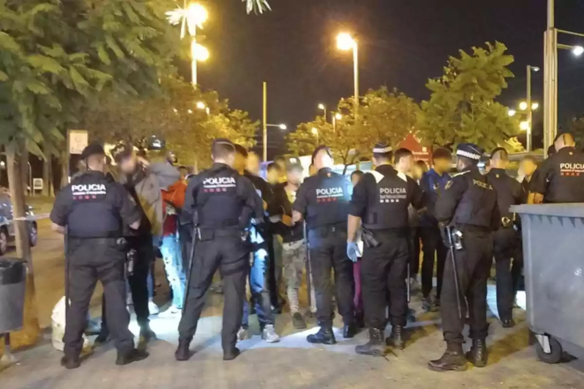 Foto dels agents dels Mossos identificant persones a les festes de Sant Feliu de Llobregat