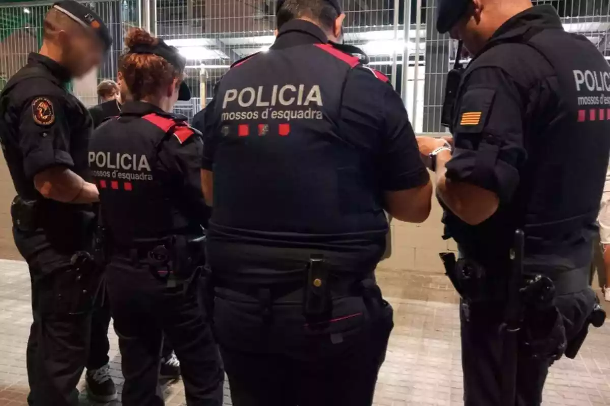 Foto de quatre agents del dispositiu policial dels Mossos a Sant Feliu de Llobregat d'esquena