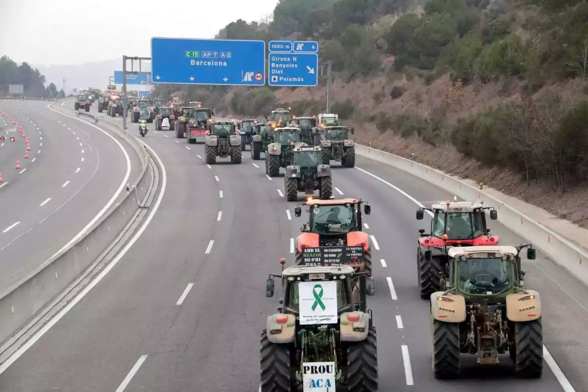 Foto dels agricultors amb tractors dirigint-se a Barcelona dimecres, 7 de febrer