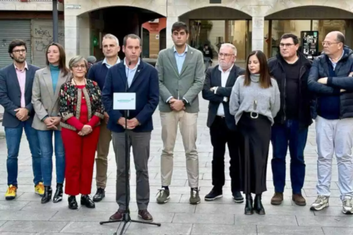 Foto dels alcaldes de Junts del Maresme junts mostrant el seu suport a Marc Buch, alcalde de Calella, dimecres, 13 de desembre