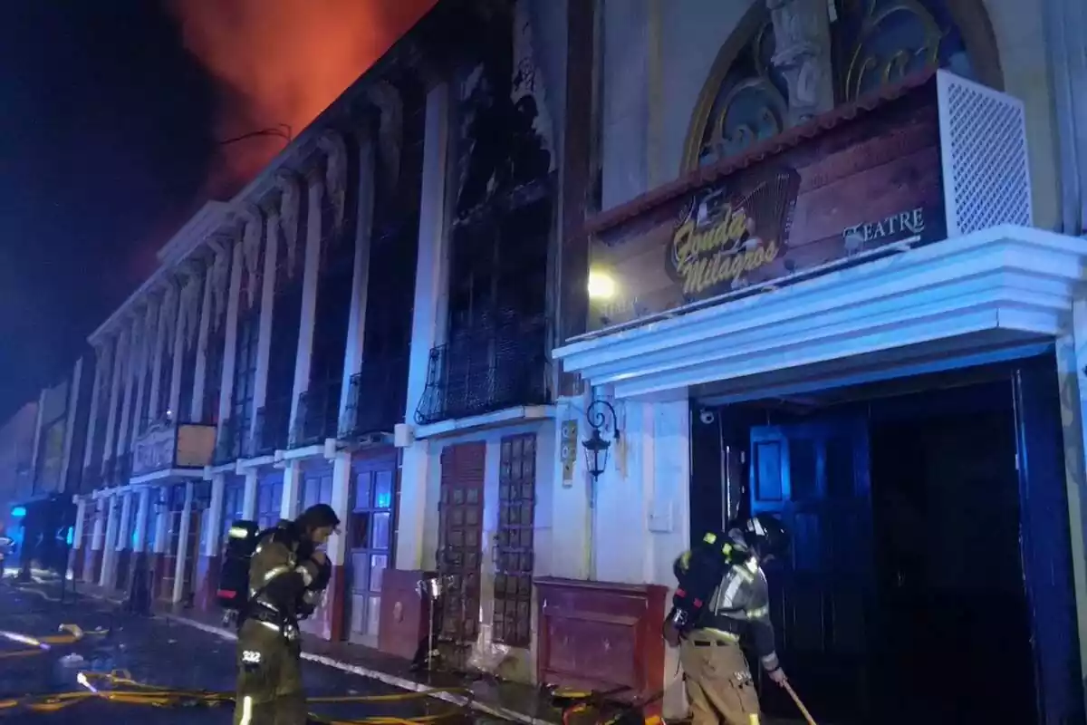 Foto dels Bombers de Múrcia apagant l'incendi de la discoteca Teatre