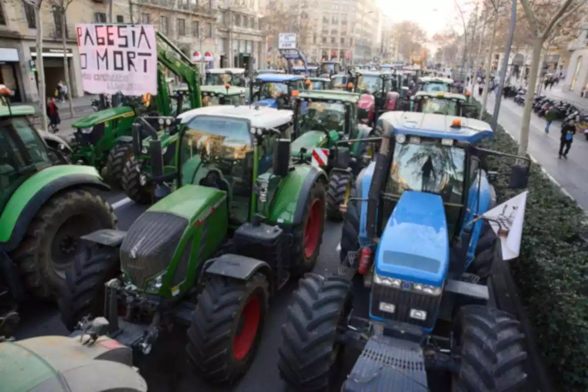 Foto dels tractors tallant les carreteres d'accés a Barcelona