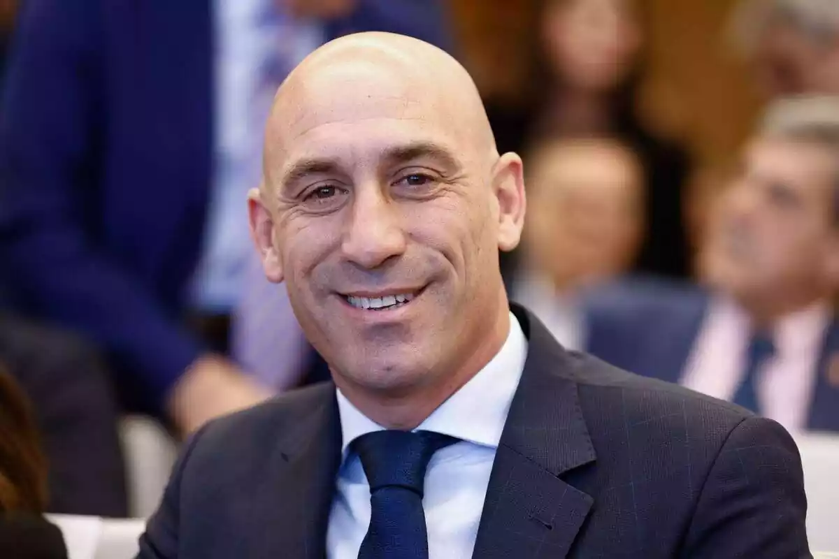 Foto del president de la Federació espanyola de futbol Luis Rubiales somrient i mirant a càmera