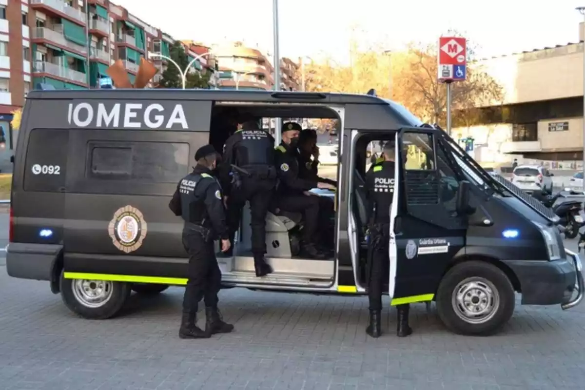 Foto d'una furgoneta de la Guàrdia Urbana de Badalona amb diversos agents