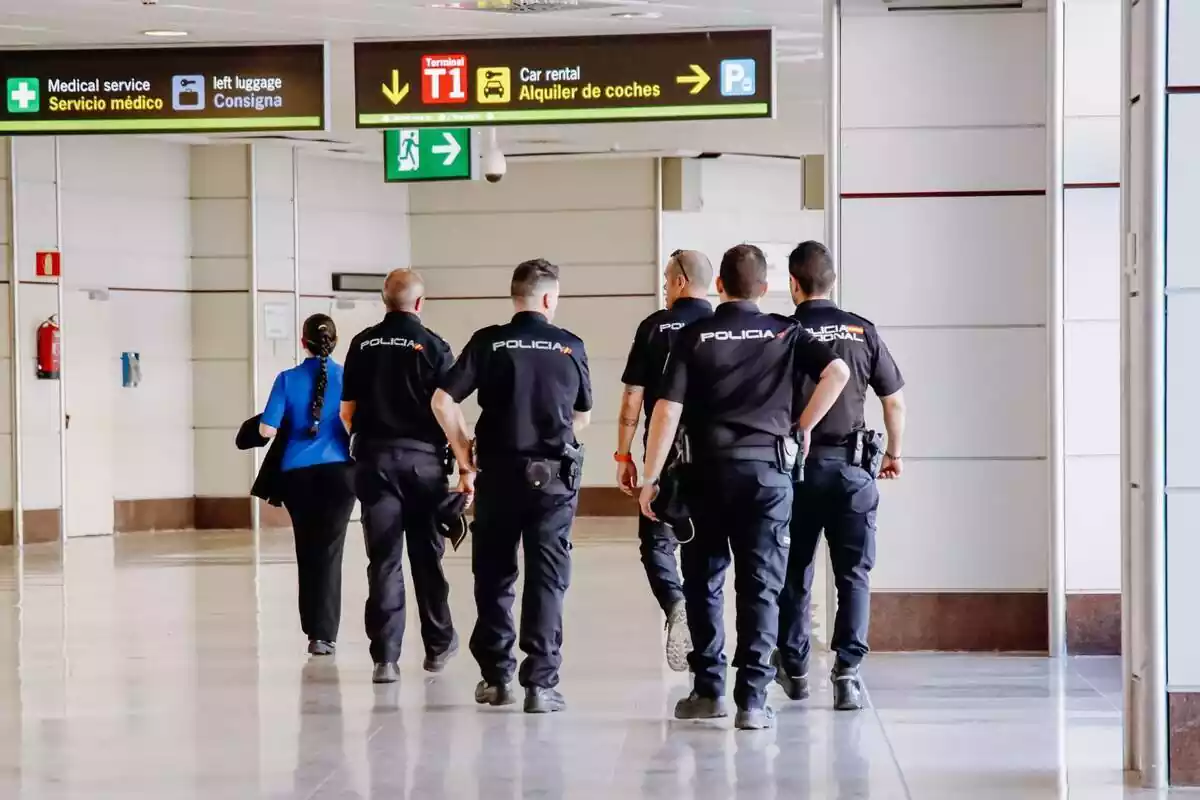 Foto de diversos agents de la Policia Nacional a l'aeroport de Barajas, Madrid