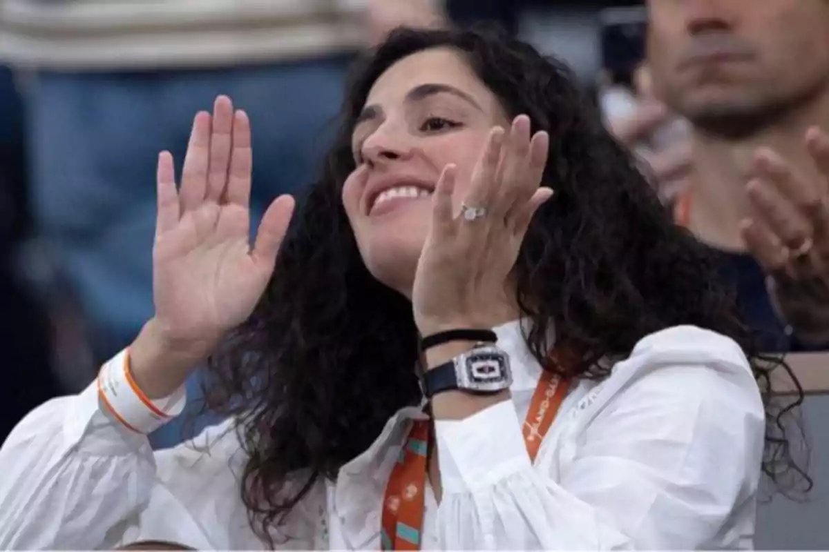 Foto de Xisca Perelló con un reloj en la muñeca en el Roland Garros