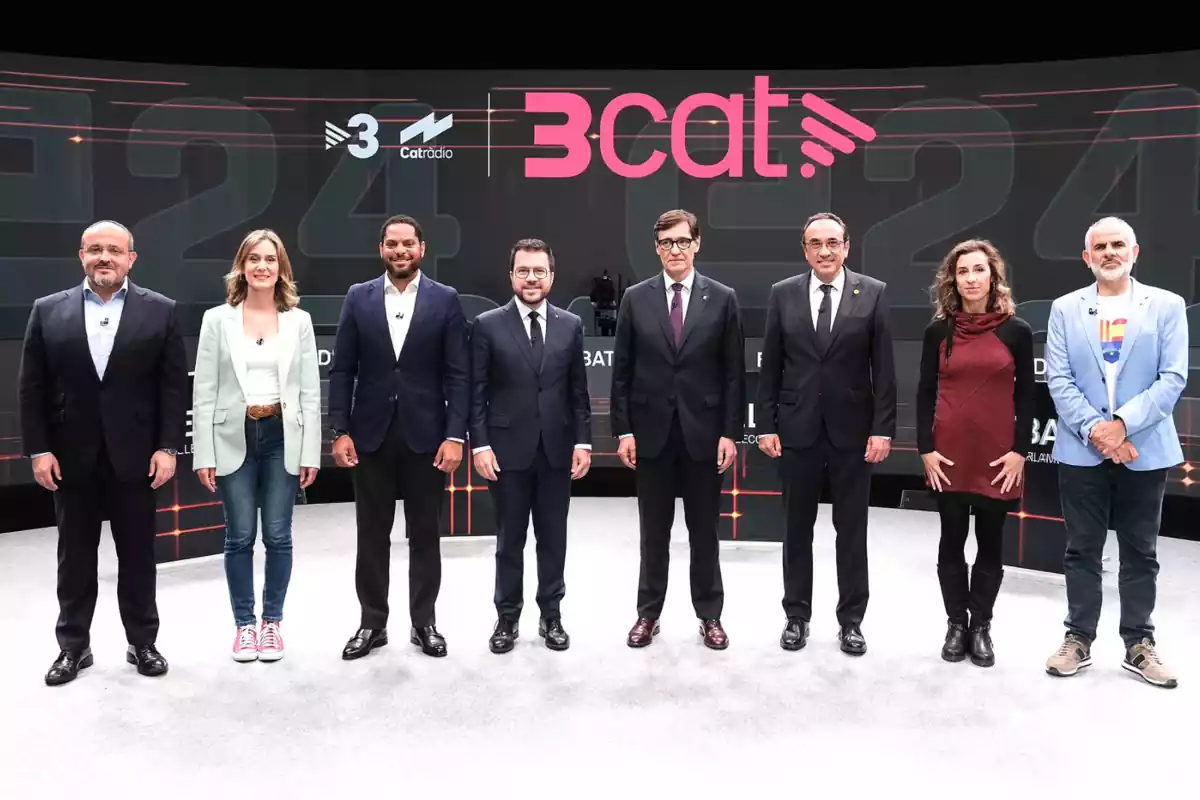 Plànol general dels candidats a la presidència de la Generalitat en fila al plató del debat de TV3