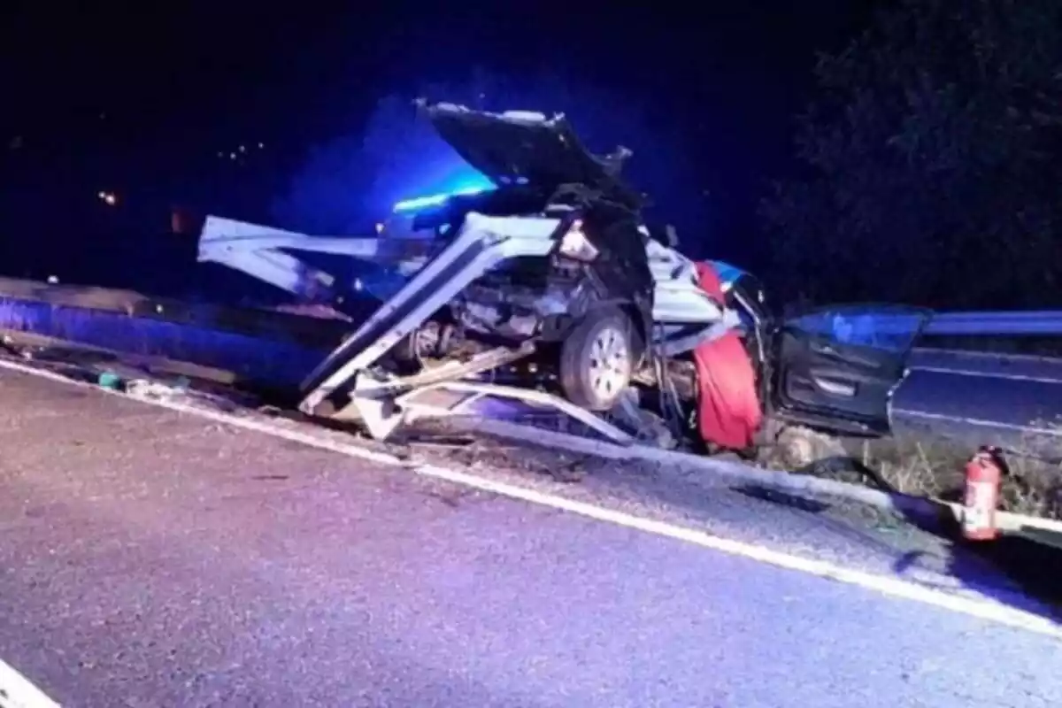 Foto del cotxe accidentat per un senglar a una carretera de Chantada (Lugo)