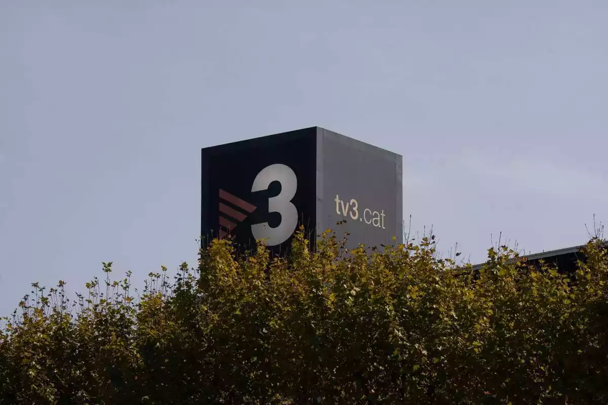 Foto de l'exterior dels estudis de TV3 a Sant Joan Despí amb el logotip de la televisió