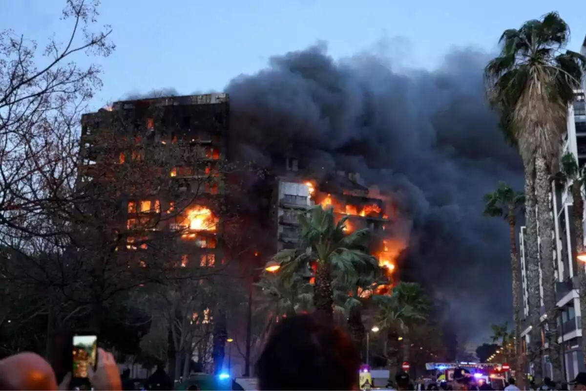 Foto del greu incendi a l'edifici de 14 plantes de València