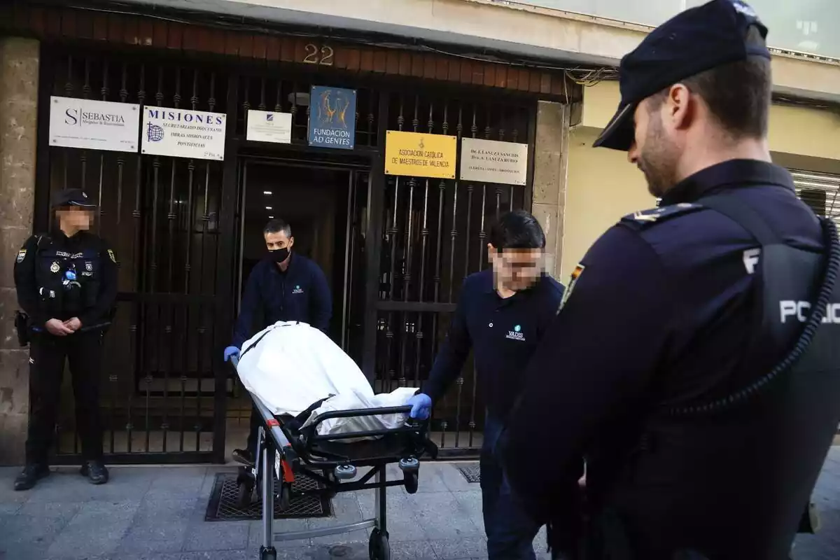 Foto del moment en què treuen del seu domicili el canonge mort de la Catedral València