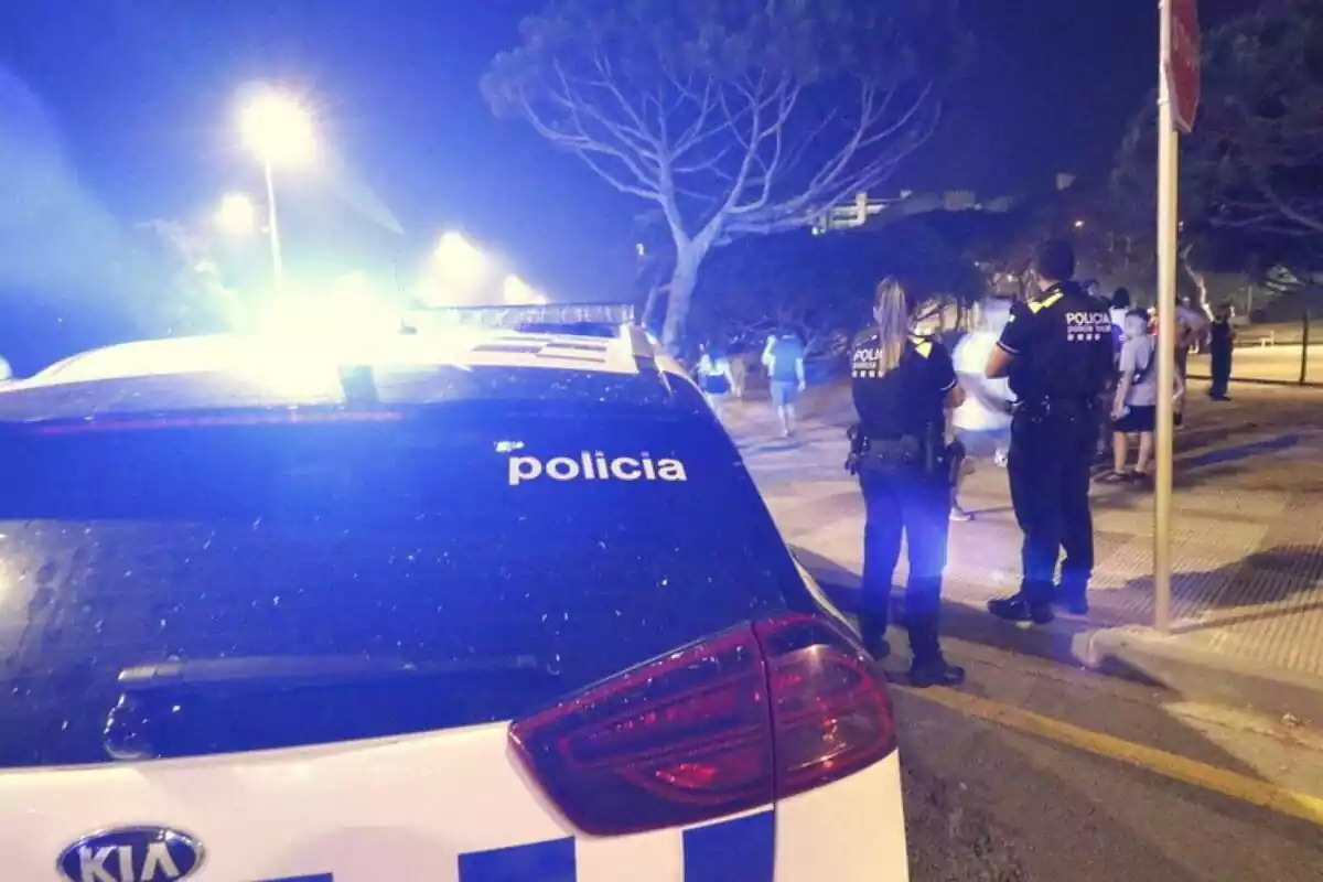 Foto de la Policia Local de Blanes i dos agents.