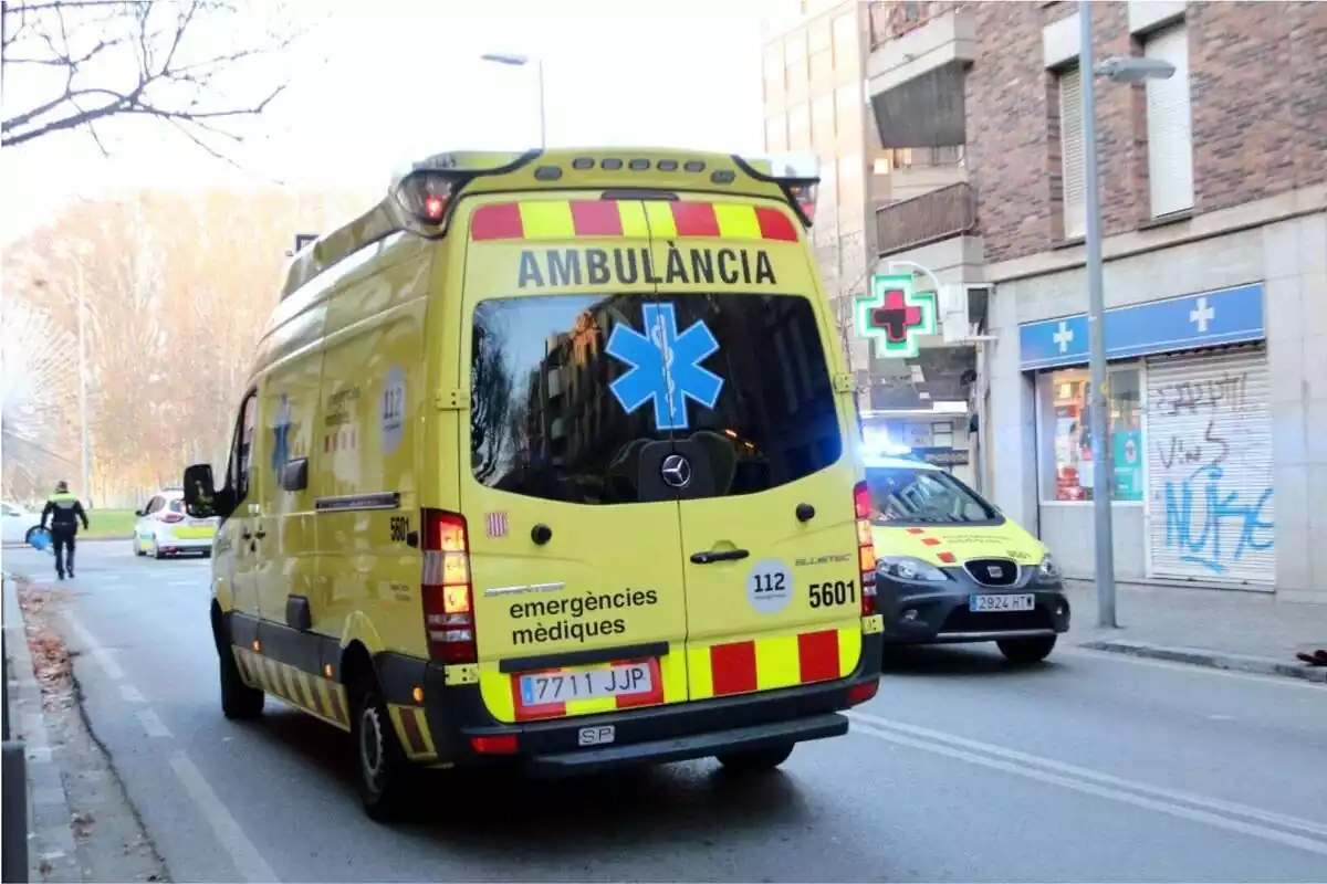 Foto d'una ambulància del SEM circulant per una carretera.