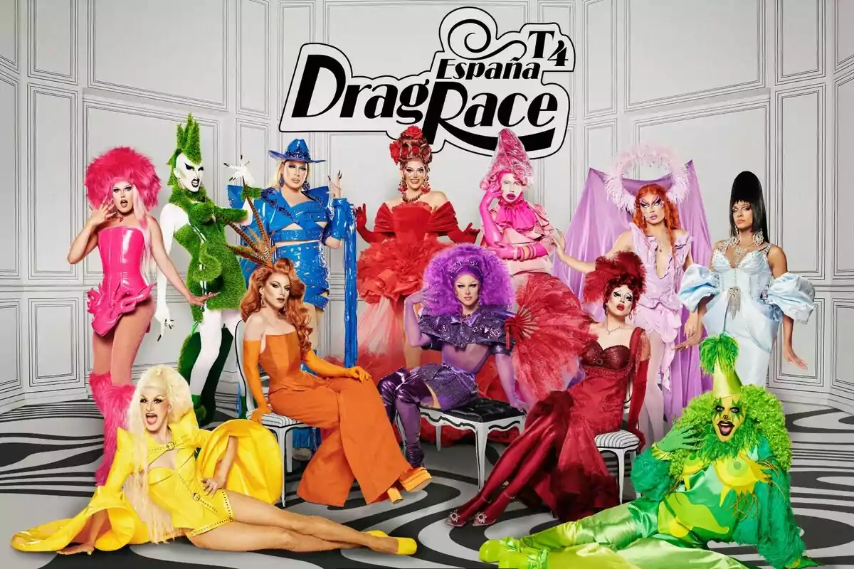 Un grup de drag queens posant amb vestits colorits i extravagants davant d'un fons amb el logo de "Drag Race Espanya T4": apareixen Angelita la Perversa, Chloe Vittu, Dita Dubois, Kelly Passa!?, La Nena Davant, Le Cocó, Mariana Stars, Megui Yeillow, Miss Khristo, Porca Theclubkid, Shani Lasanta i Vampirashian