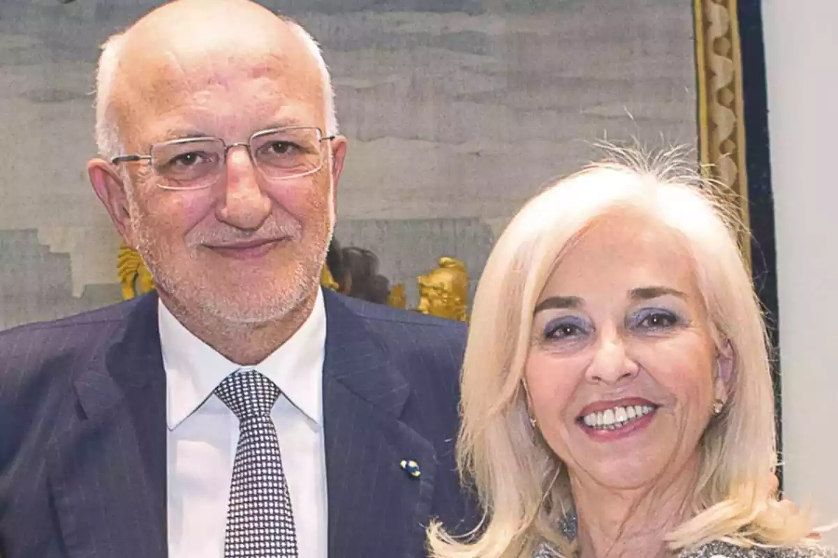 Foto de Juan Roig junto a su mujer, Hortensia Herrero, sonriendo mirando a cámara