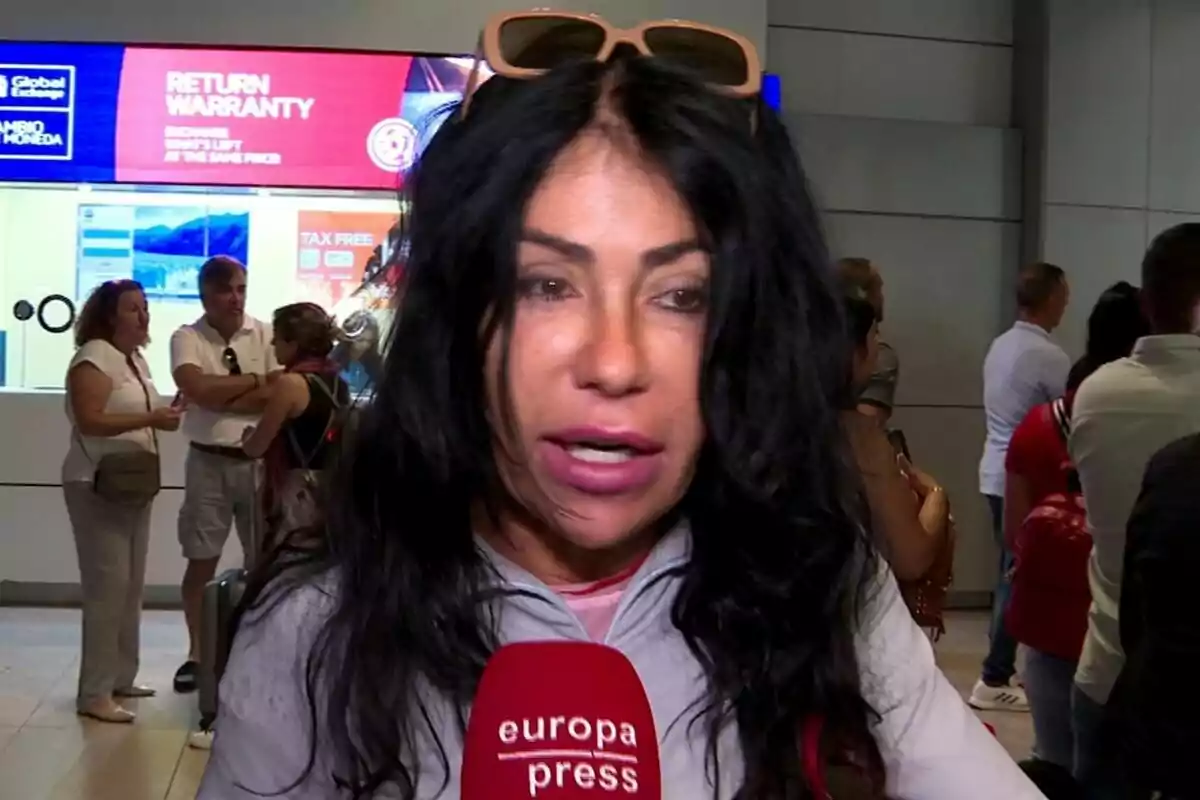 Fotografia de Maite Galdeano a l'aeroport en primer pla parlant amb Europa Press en tornar de Supervivientes