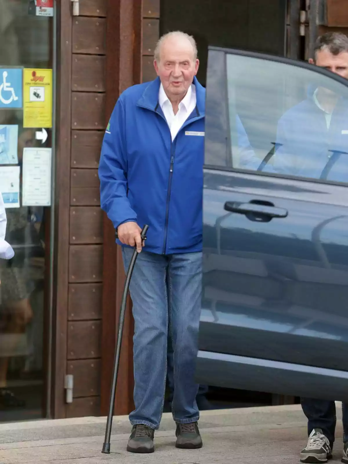 Foto del rey Juan Carlos I saliendo del Real Club Náutico de Sanxenxo tras recibir el premio del trofeo Xacobeo.