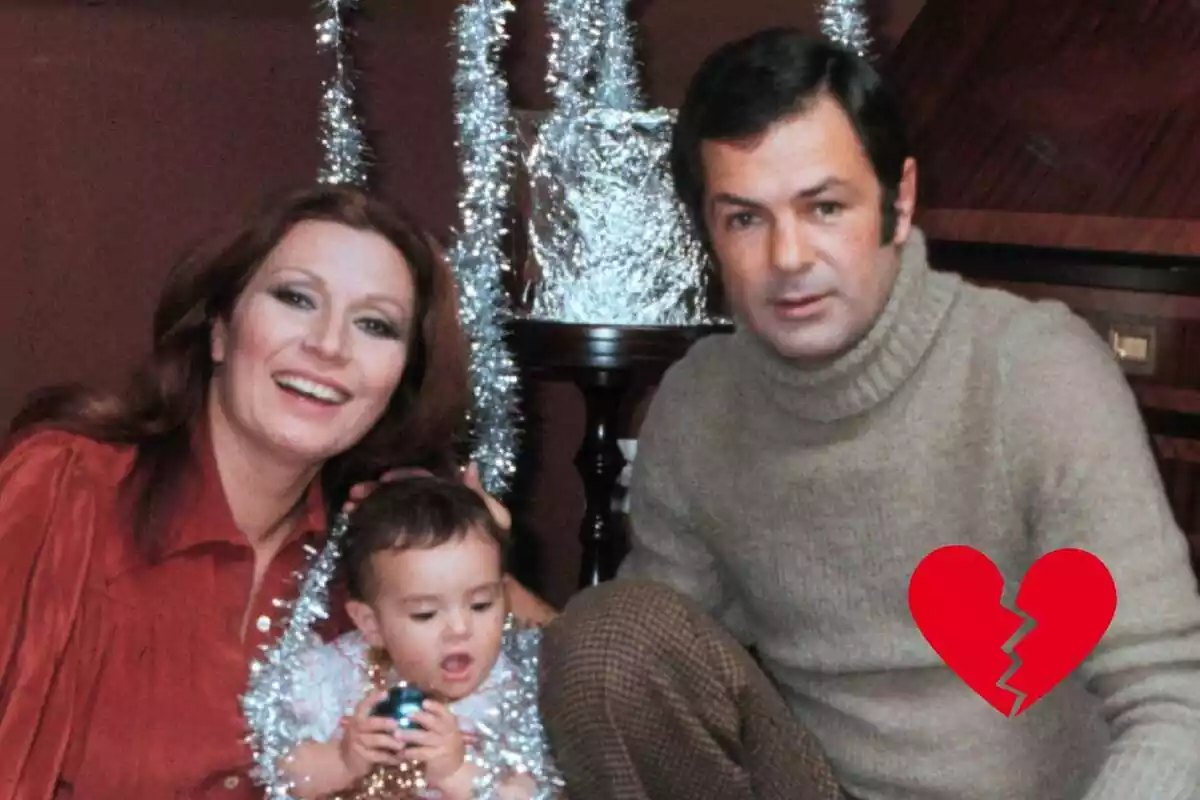 Fotografia de Rocío Jurado al costat de Pedro Carrasco i la seva filla, Rocío Carrasco, posant durant el Nadal de 1977