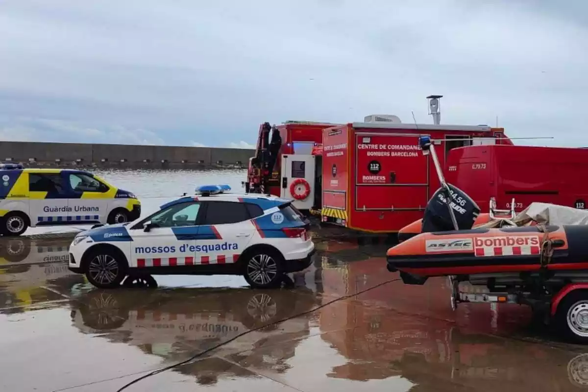 Foto dels Mossos, Bombers i Guàrdia Urbana de Barcelona el rescat de la persona desapareguda al mar del Fòrum de Barcelona