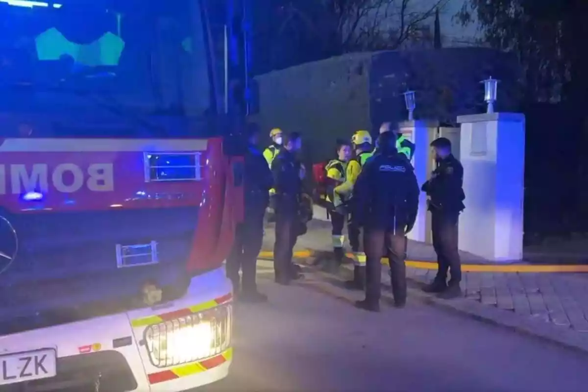 Foto dels serveis d'emergències a l'incendi d'una residència de gent gran a Madrid