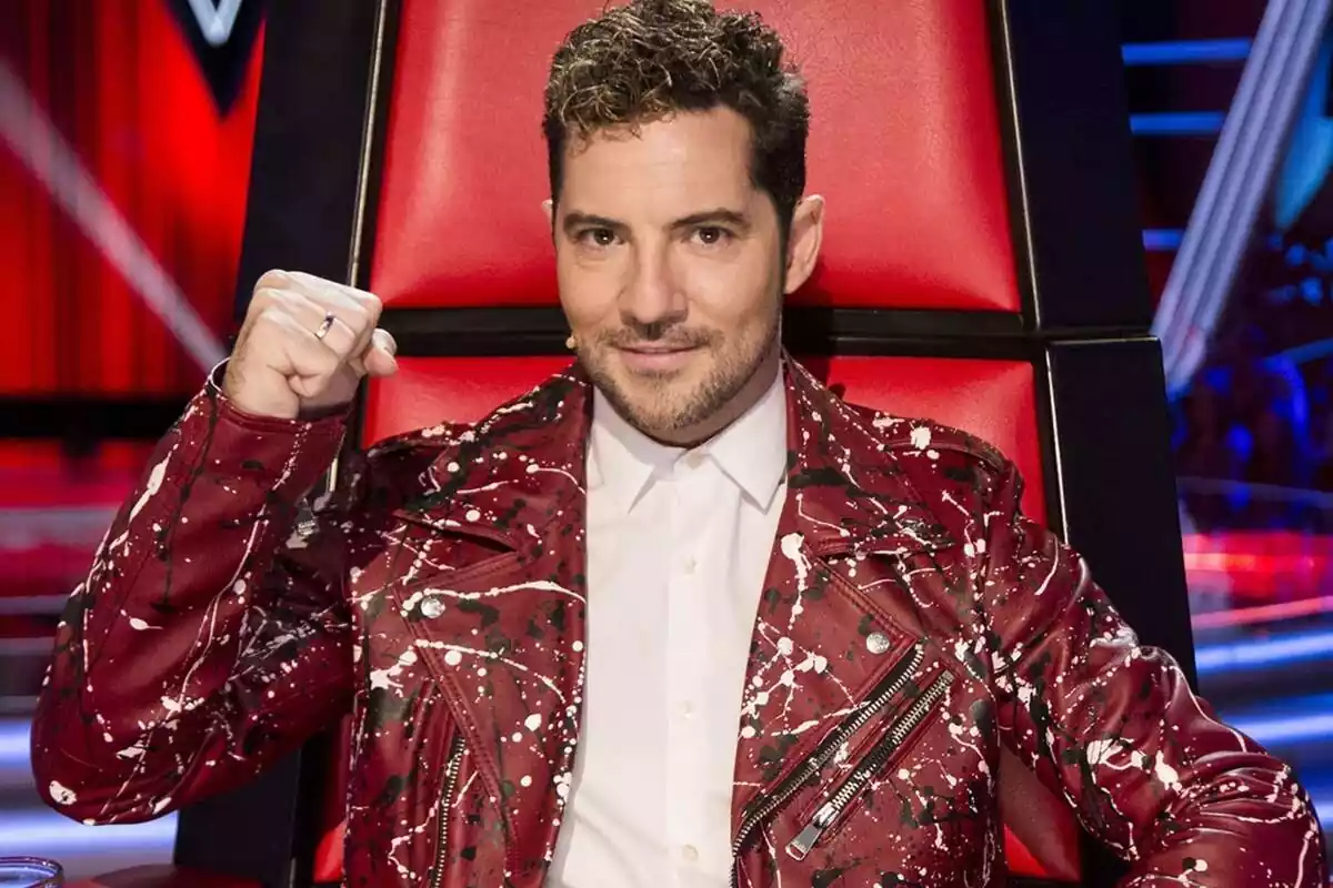 Fotografía de David Bisbal sentando en la silla de coach de La Voz