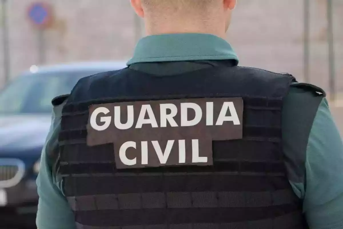 Guàrdia Civil donant l'esquena