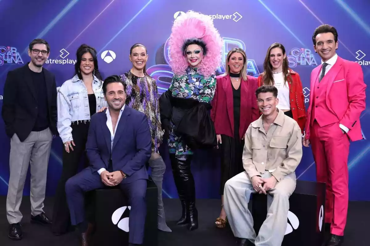 Fotografía grupal de los concursantes de Tu Cara Me Suena 11 en la rueda de prensa: Raquel Sánchez Silva, David Bustamante, Juanra Bonet, Conchita, Raoul Vázquez, Supremme de Luxe, Julia Medina, Valeria Ros y Miguel Lago