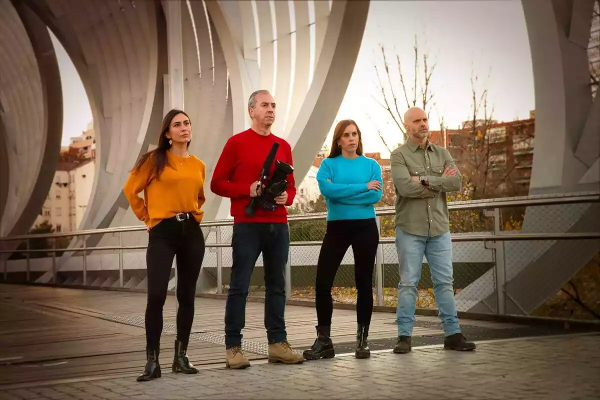 Posat de Nacho Medina amb una càmera, Fanny Boehm, Adolfo Zarandieta i Silvia Ruiz en el retorn de Callejeros