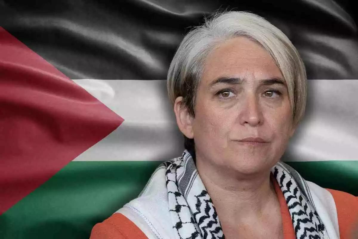 Fotomuntatge d'Ada Colau al capdavant i de fons la bandera de Palestina