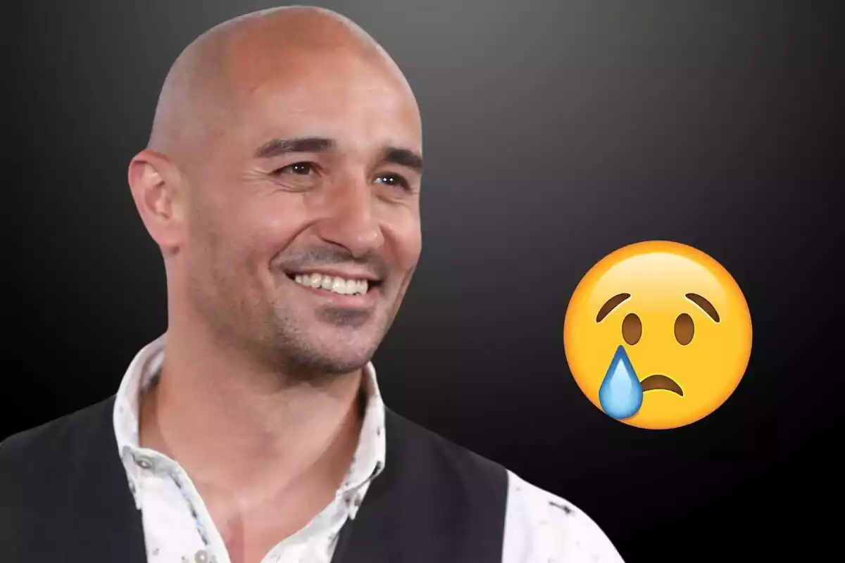 Fotomuntatge de l'actor Alain Hernández amb una emoticona amb cara trista