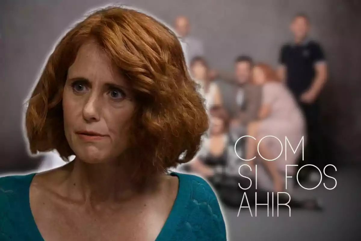 A red-haired woman with a serious expression appears in the foreground, while in the background a group of out-of-focus people and the text "COM SI FOS AHIR" can be seen.