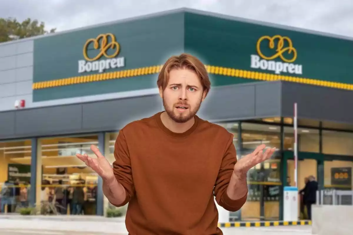 Muntatge fotogràfic entre una imatge d'un supermercat Bonpreu i un home queixant-se