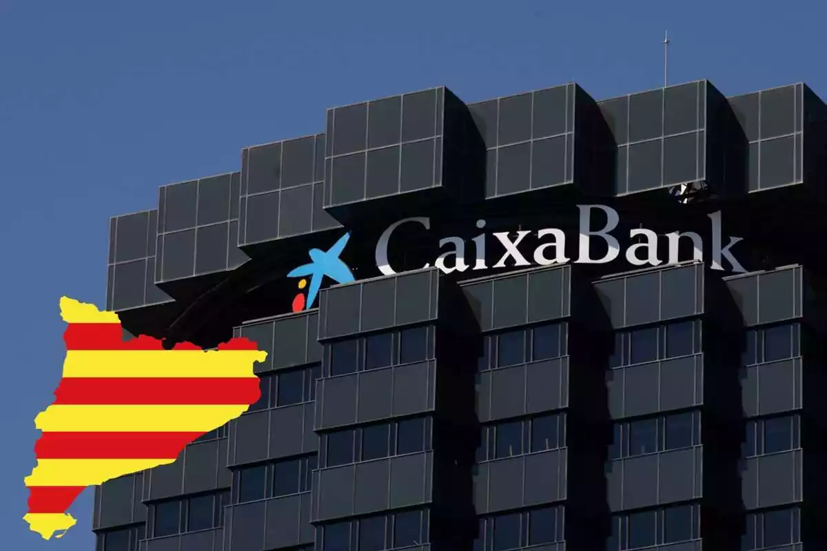 Fotomuntatge amb una imatge d'unes oficines de Caixabank i al capdavant una bandera catalana