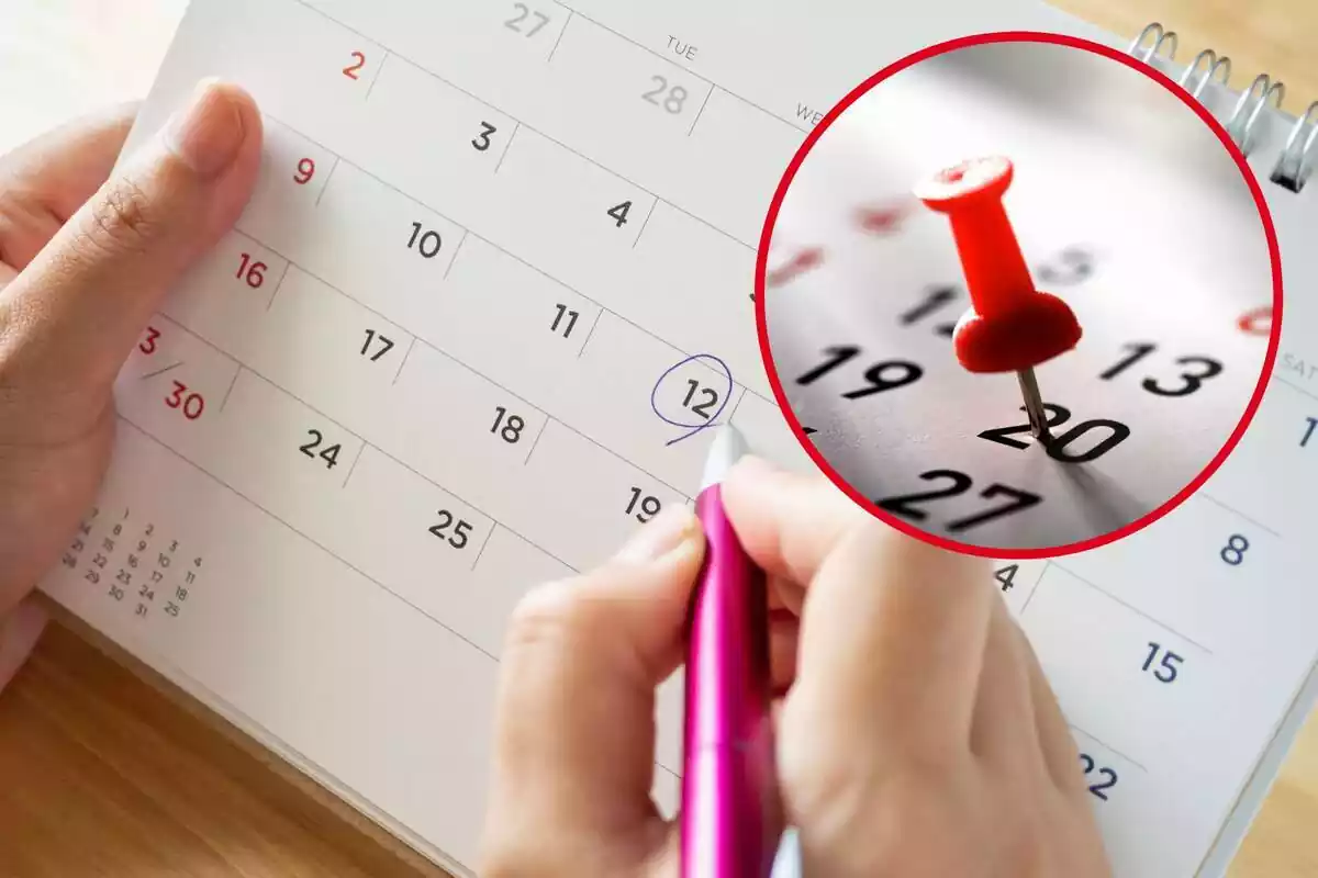 Fotomuntatge amb una imatge de fons d´una mà amb un boli assenyalant un dia en un calendari i una rodona vermella d´una xinxeta apuntant a un dia