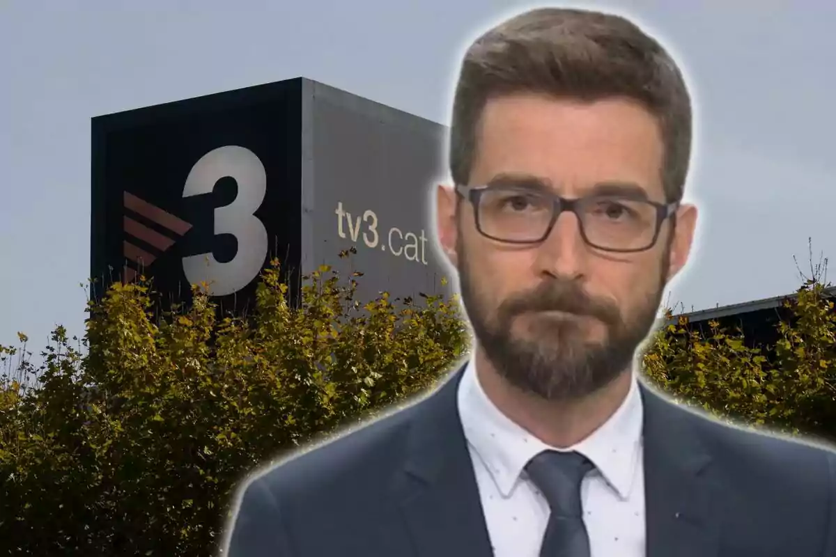 Home amb ulleres i barba davant d'un edifici amb el logotip de TV3 i l'URL tv3.cat.
