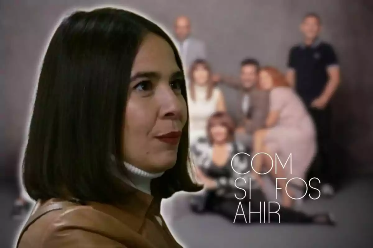 A dark-haired woman in the foreground with a group of blurred people in the background and the text "COM SI FOS AHIR".