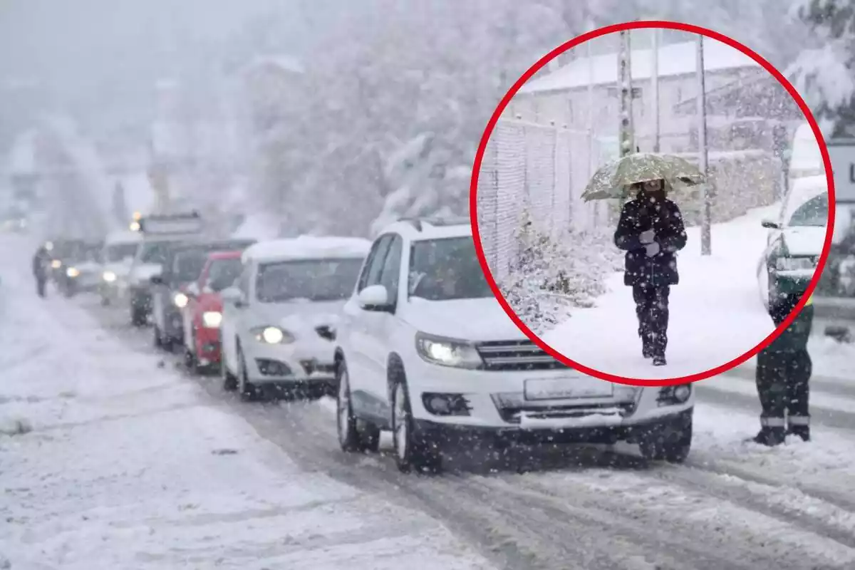 Fotomuntatge d'una imatge de fons de diversos cotxes en fila a la neu i una rodona vermella amb una persona amb un paraigua en un temporal de neu