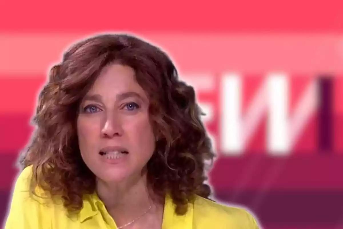 Fotomuntatge d'Helena García Melero en primer pla amb la cara seriosa i mirant a càmera, i de fons el logotip del 'Tot es mou' a TV3