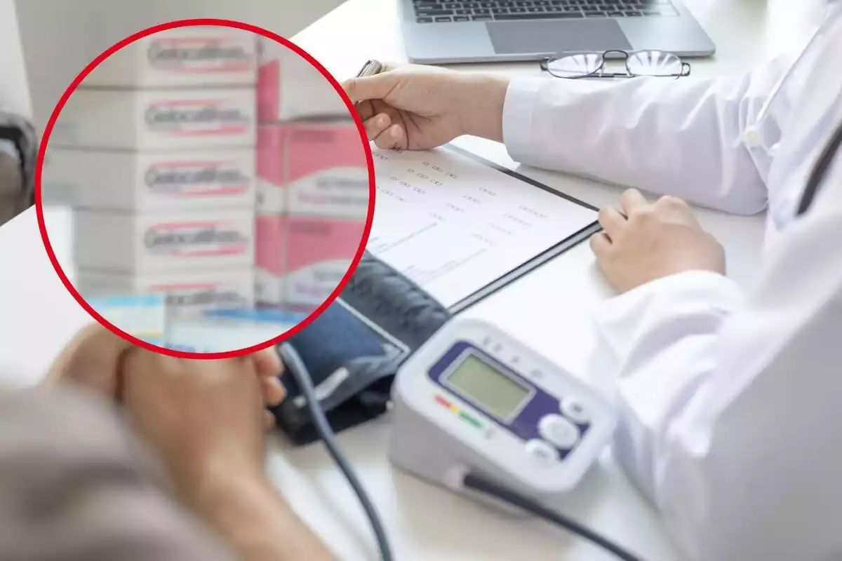 Fotomuntatge amb una imatge de fons d'un metge inspeccionant un pacient i en una rodona vermella caixes del medicament Gelocatil difuminades