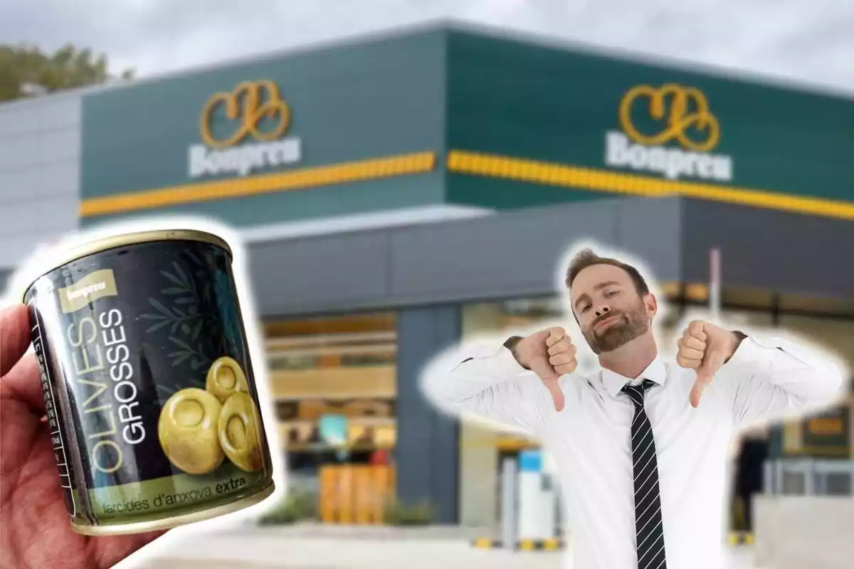 Fotomuntatge d'un supermercat Bonpreu de fons i al capdavant una llauna d'olives marca Bonpreu i un home decebut amb els polzes a baix