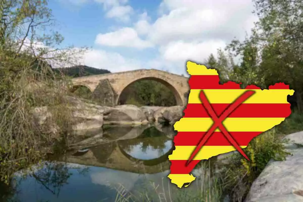 Fotomuntatge amb una imatge de fons de Cabacés i davant una bandera-mapa de Catalunya ratllada