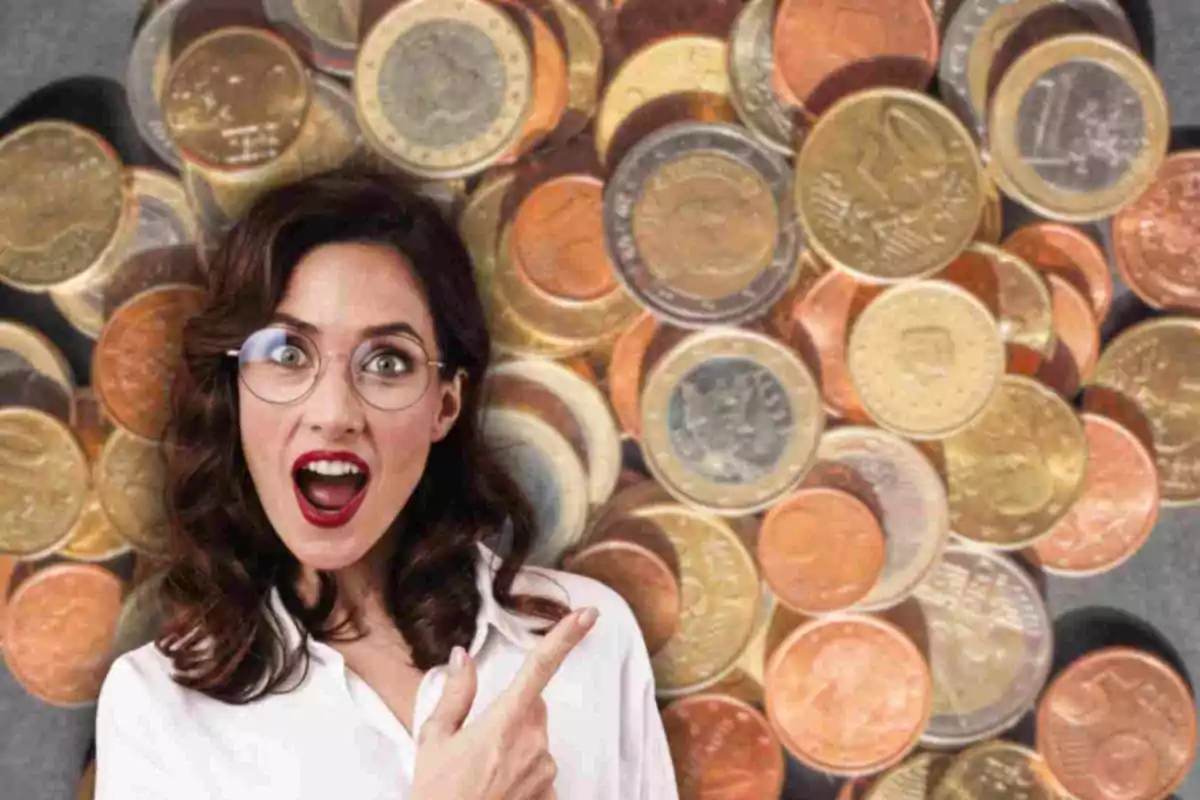 Fotomuntatge amb una imatge de fons de monedes d'euro i al capdavant una dona assenyalant