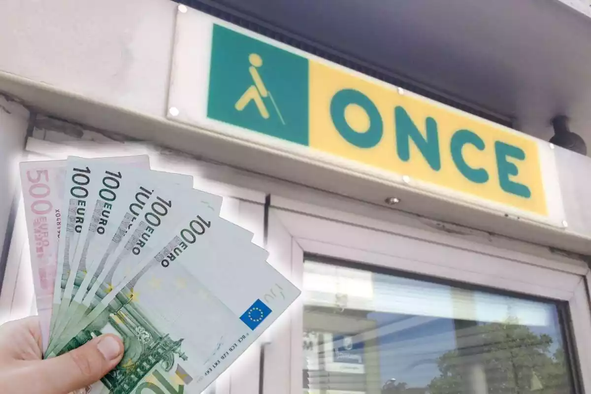Fotomuntatge d'una administració de l'ONCE al fons i al capdavant d'un ventall de bitllets de 100 i 500 euros en una mà