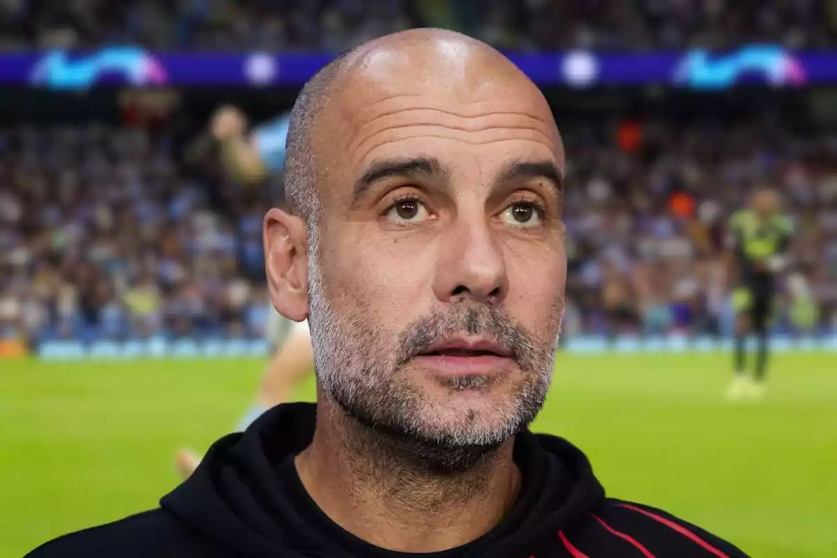 Fotomuntatge de Pep Guardiola sorprès i mirant al capdavant i de fons un partit del Manchester City