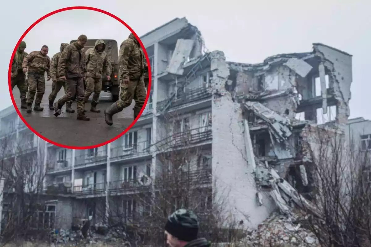 Fotomuntatge amb una imatge de fons d'un edifici mig destruït en una població d'Ucraïna, i al capdavant una rodona vermella amb diverses persones de l'exèrcit ucraïnès