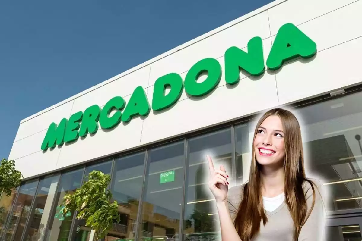 Fotomuntatge de l'exterior d'un supermercat Mercadona de fons i al capdavant una dona feliç assenyalant el logo