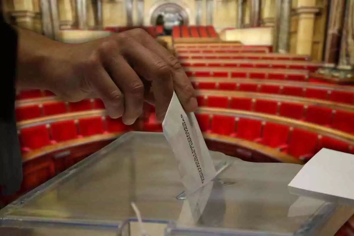 Fotomuntatge amb un fons del Parlament de Catalunya i una imatge al capdavant d'una persona votant