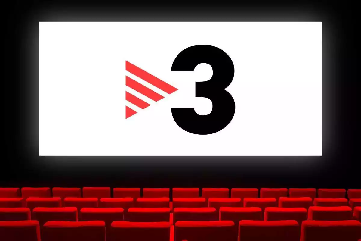 Fotomuntatge d´una sala de cinema amb la pantalla en blanc i el logotip de TV3