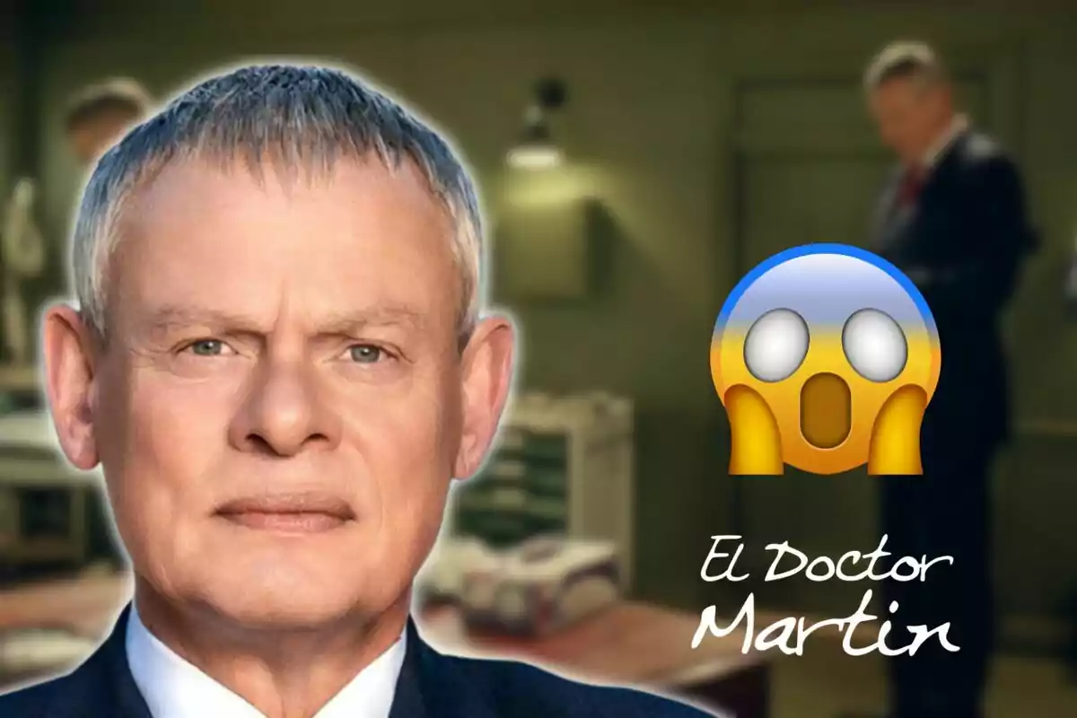 Primer plano de un hombre con cabello canoso y expresión seria, acompañado de un emoji sorprendido y el texto "El Doctor Martin" en un fondo de oficina.